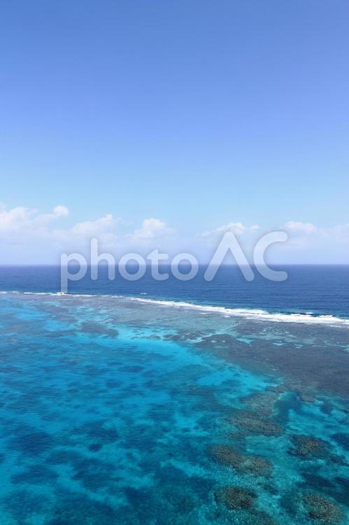 青い海に珊瑚礁群がある風景 サンゴ礁,遠浅,離島の写真素材