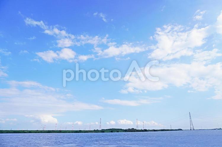 青空と白い雲と長良川と鉄塔の風景 長良川,青空,空の写真素材