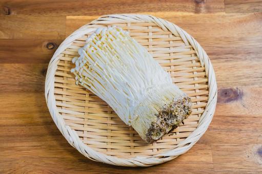 竹ざるの上のえのき えのき,きのこ,竹ざるの写真素材