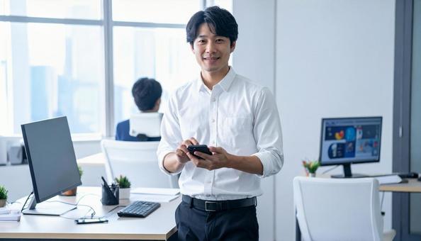 オフィスで働く日本人システムエンジニア オフィスで働く日本人システムエンジニアの写真