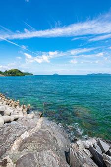 海岸沿いの岩場から眺める風景 海岸沿いの岩場から眺める風景 自然,風景,空の写真素材