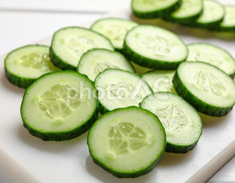 まな板でスライスされたきゅうり きゅうり,胡瓜,スライスの写真素材