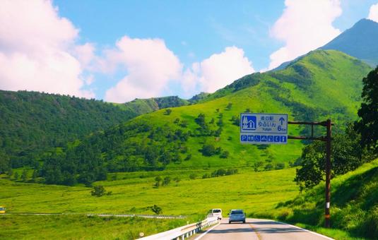 湯布院へと続く峠道 湯布院へと続く峠道の写真