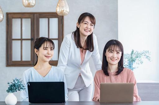 私服の女性3人 ミーティング,笑顔,ビジネスの写真素材