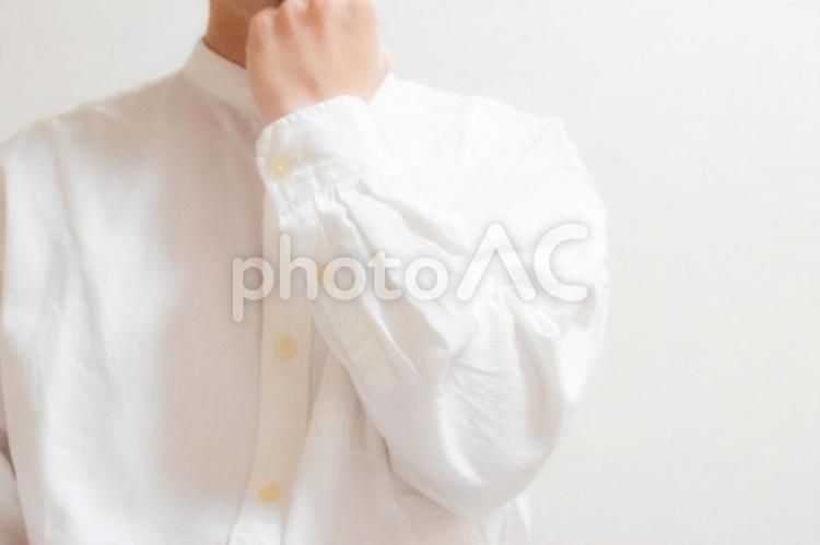 顎に手を当てて考える美容スタッフ② 考える,悩む,不安の写真素材