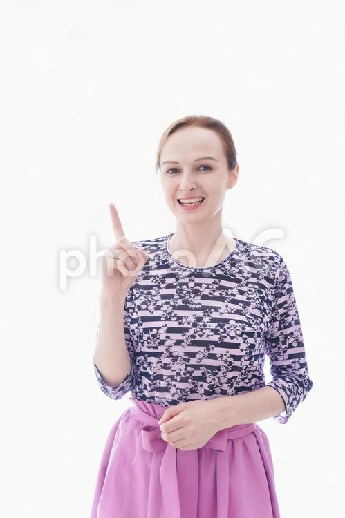 ポイントを指差す私服を着た若い女性 ロシア人,注意,留学生の写真素材