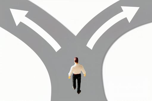 ターニングポイントに立つ男性 分岐,ターニングポイント,分かれ道の写真素材