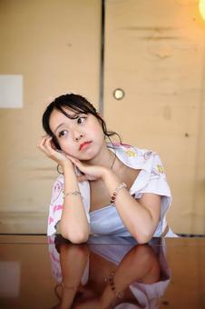 古民家の座敷で寛ぐ女性 古民家の座敷で寛ぐ女性 女性,リラックス,風呂上りの写真素材