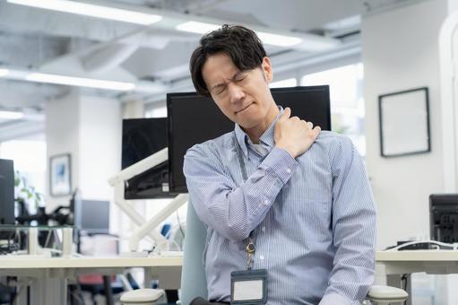 体調の悪い若い男性エンジニア 体調の悪い若い男性エンジニア ビジネス,オフィス,肩こりの写真素材