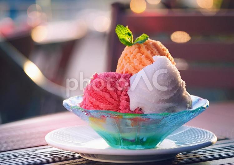 オープンカフェのアイス かき氷,ソフトクリーム,オープンカフェの写真素材