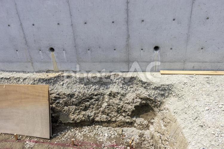 スロープを来るために掘った穴 穴,スロープ,工事の写真素材