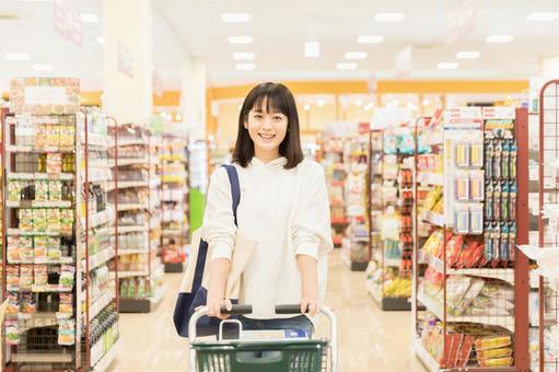 スーパーで買物をする若い女性 スーパーで買物をする若い女性 スーパー,女性,日本人の写真素材