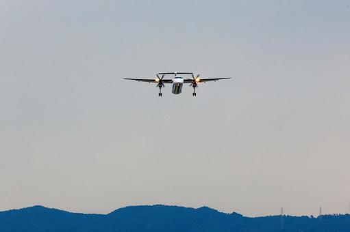プロペラ機_伊丹空港_逆ラン着陸の写真