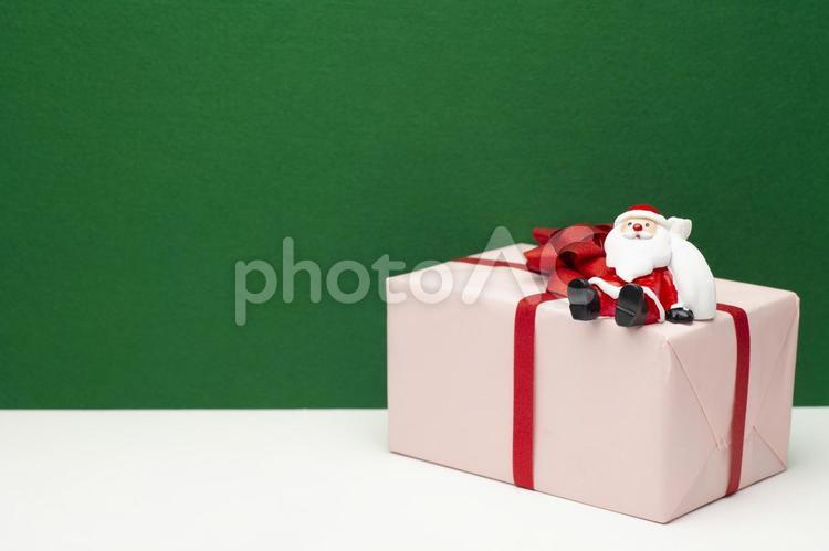 サンタクロースとクリスマスプレゼント クリスマス,プレゼント,サンタクロースの写真素材