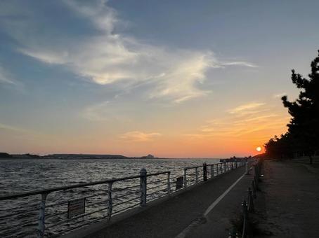 夕日の海と遊歩道 夕日の海と遊歩道の写真