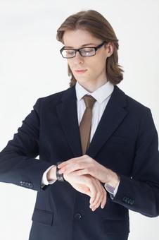 スマートウォッチを見ているスーツの男性 男性,外国人,欧米人の写真素材