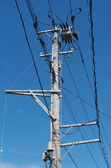 晴れた日の電柱 電柱,電線,インフラの写真素材