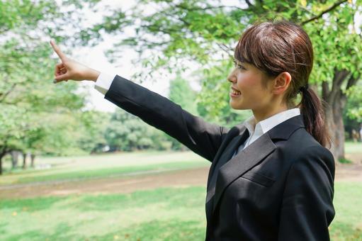 上を指さすビジネスウーマン 自然,キャリア,ビジネスパーソンの写真素材