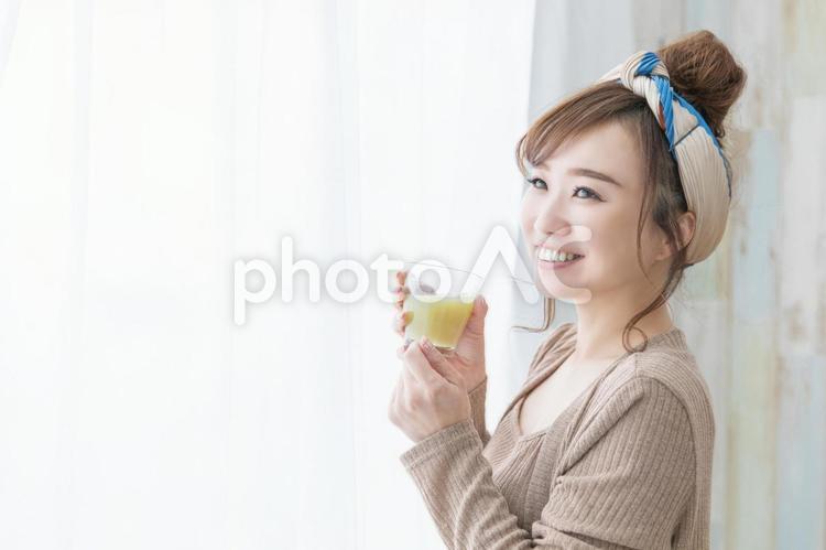 ルームウェアの女性 スムージー,美容,ヘルシーの写真素材