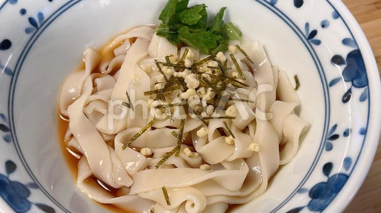 お昼ご飯にきしめんを茹でました 野菜,昼ごはん,きしめんの写真素材