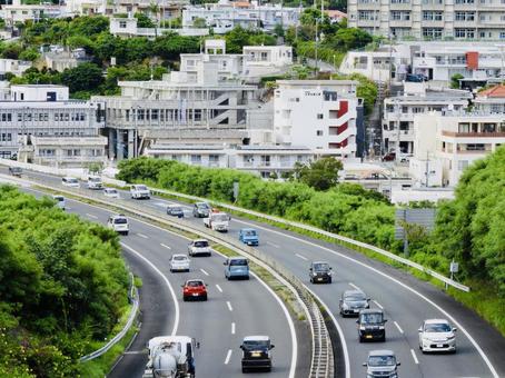 北中城村安谷屋の沖縄自動車道2 北中城村安谷屋の沖縄自動車道2 沖縄自動車道,沖縄道,高速道路の写真素材