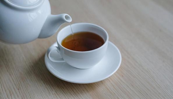 ティータイム　白いカップにティーポットの写真