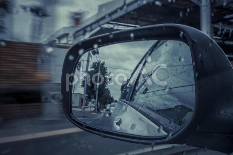 雨に濡れた窓ガラスとサイドミラー 自動車,雨,雨滴の写真素材