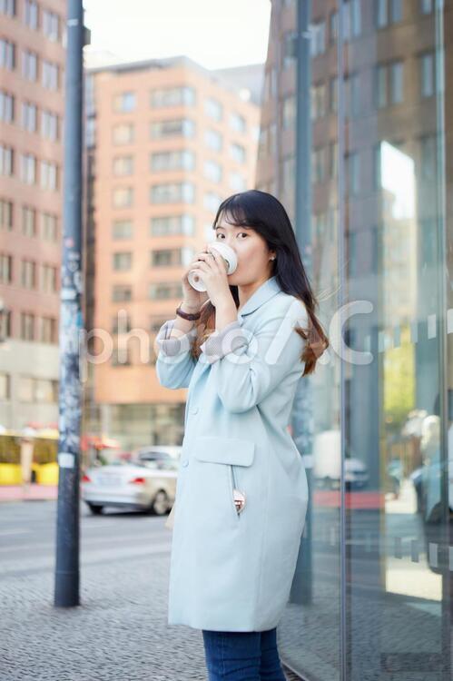 テイクアウトのコーヒーを飲む日本人女性16 女性,日本人,アジア人の写真素材