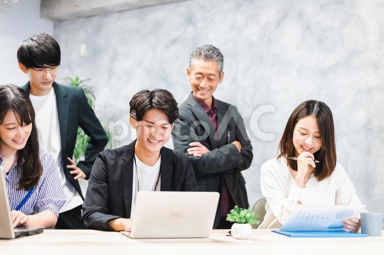 オフィスで打ち合わせをするオフィスワーカー ビジネスシーン,ビジネス,会議の写真素材