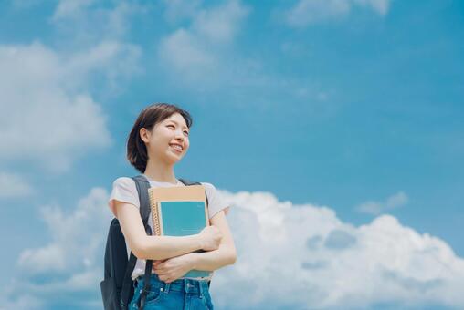 青空と女子大学生 大学生,青空,女性の写真素材