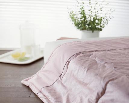 明るい寝室 明るい寝室 布団,ベッド,ローアングルの写真素材