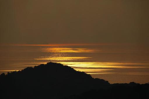 海を照らす陽光 03 201105 海を照らす陽光 03 201105 夕日,夕景,落陽の写真素材