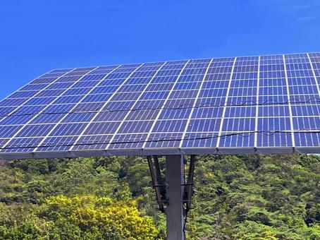 緑に囲まれた太陽光発電所 緑に囲まれた太陽光発電所 太陽光発電,ソーラー,エネルギーの写真素材