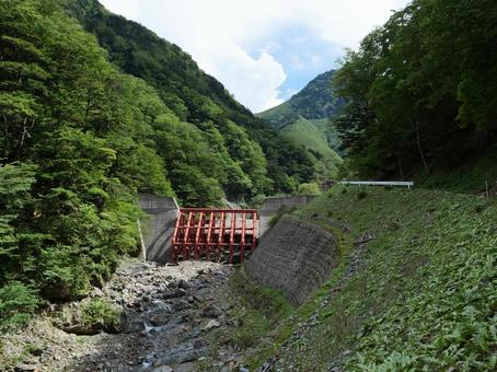 鋸岳登山道 赤い砂防ダム 鋸岳登山道 赤い砂防ダムの写真