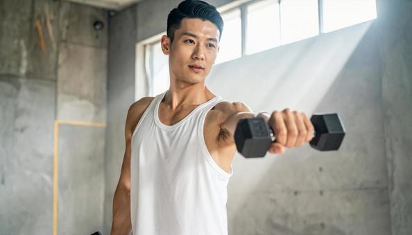 男性トレーニーの筋トレ 男性トレーニーの筋トレの写真