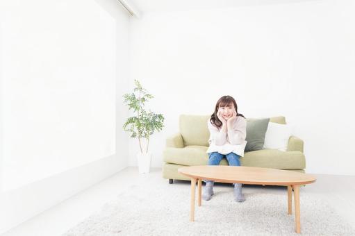 自宅でリラックスをする若い女性 自宅でリラックスをする若い女性 ストレス発散,リビング,アロマの写真素材