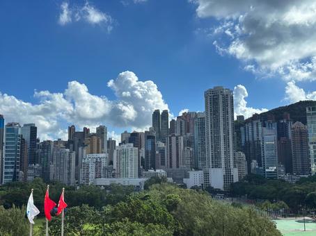 青空にそびえる高層ビルと雲が広がる街並み 高層ビル,青空,雲の写真素材