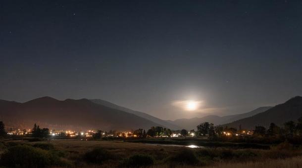 満月と山の田舎の夜景風景・山間の集落 満月と山の田舎の夜景風景・山間の集落の写真