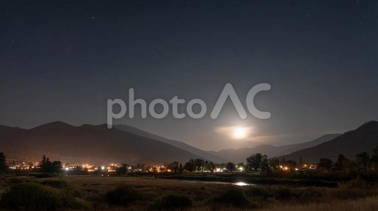 満月と山の田舎の夜景風景・山間の集落 満月,田舎の風景,山間の集落の写真素材