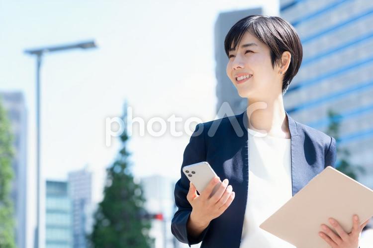オフィス街で働く若いビジネスウーマン ビジネス,女性,ビジネスウーマンの写真素材