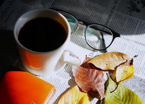 秋のMORNING④ 秋のMORNING④ コーヒー,秋,新聞の写真素材