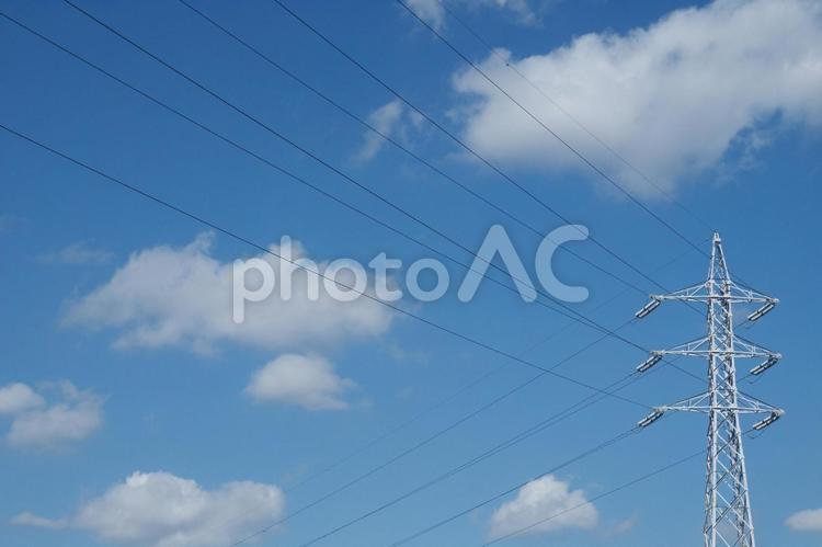 青い空と送電線と白い雲.2 送電線,高圧線,青空の写真素材