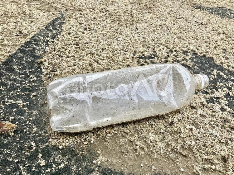 捨てられたペットボトル ペットボトル,ポイ捨て,環境問題の写真素材