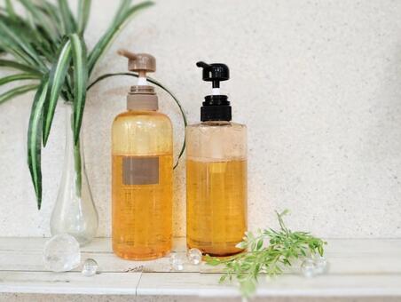 シャンプー類のボトル2本 横長サイズ シャンプー,ボディソープ,ボトルの写真素材