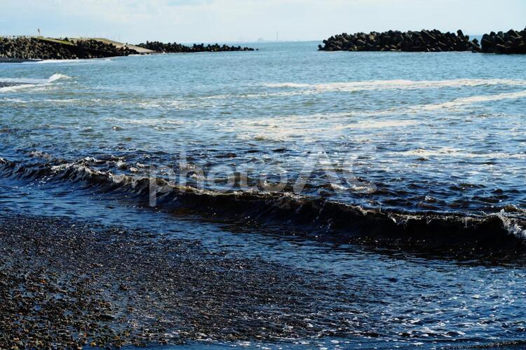 黒砂の海岸の風景　 黒砂,浪,砂浜の写真素材