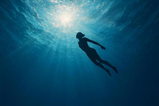 光差す水中シルエット 光差す水中シルエットの写真