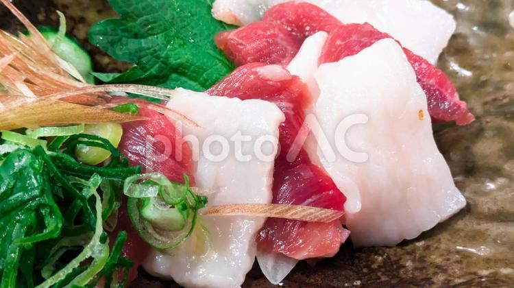 馬刺しの盛り合わせ(赤身、たてがみ) 馬刺し,肉,馬肉の写真素材
