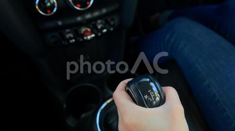 車のシフトノブを握る手元 運転,人物,運転席の写真素材