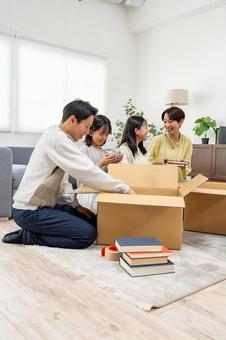 ダンボールにものを入れる家族 ダンボールにものを入れる家族 家族,引っ越し,引越しの写真素材