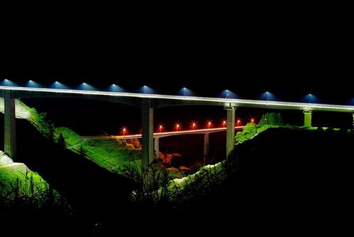 深夜の新阿蘇大橋と阿蘇長陽大橋 深夜の新阿蘇大橋と阿蘇長陽大橋 新阿蘇大橋,夜景,阿蘇長陽大橋の写真素材